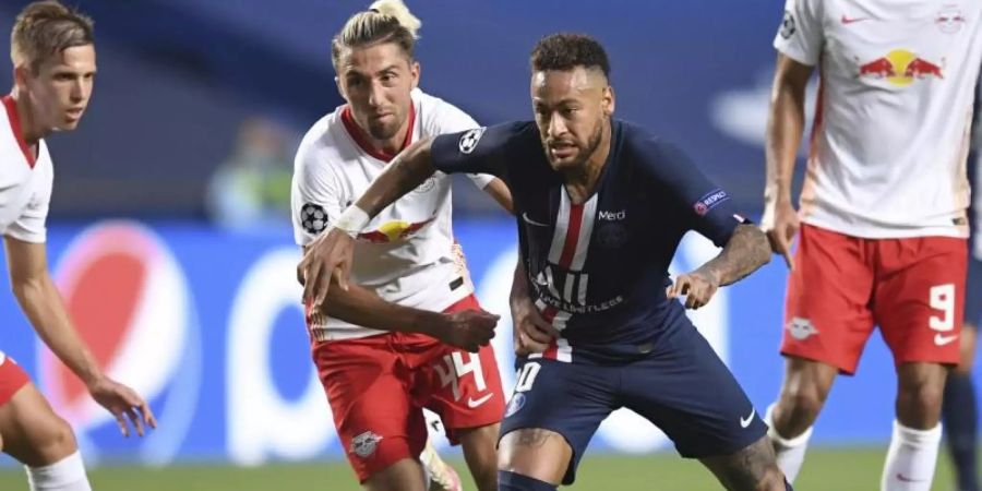 Leipzigs Kevin Kampl (M) im Zweikampf mit PSG-Star Neymar. Foto: David Ramos/Pool Getty via AP/dpa