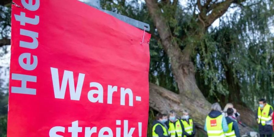 Mitglieder der Gewerkschaft Verdi machen mit einem Warnstreik weiter Druck auf die Arbeitgeber. Foto: Jens Büttner/dpa-Zentralbild/dpa