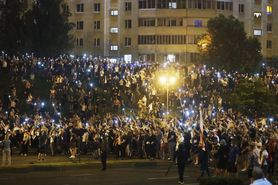 Am Sonntagabend versammelten sich in der Hauptstadt von Belarus tausende Menschen um gegen die Regierung zu demonstrieren.