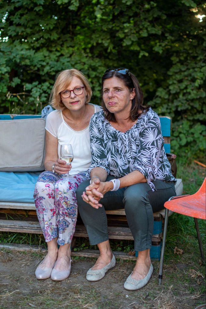 (v.l.): Marlis und Margot schauen gespannt die Vorstellung.