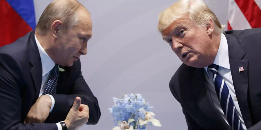 ARCHIV - Der russische Präsident Wladimir Putin (l) und US-Präsident Donald Trump bei einem Treffen im Jahr 2017. Foto: Evan Vucci/AP/dpa