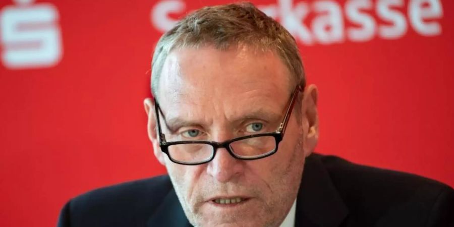 Laut dem Sparkassen-Präsident Helmut Schleweis ist weder bei der Rückzahlung von Darlehen noch bei der Inanspruchnahme von Dispokrediten eine auffällige Zunahme zu erkennen. Foto: Bernd von Jutrczenka/dpa