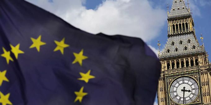 Eine Europaflagge vor dem Uhrturm Big Ben in London. brexit