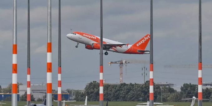 06.10.2020, Brandenburg, Schönefeld: Ein Passagierflugzeug der britischen Fluggesellschaft EasyJet startet vor dem Vorfeld am Flughafen Berlin Brandenburg Airport «Willy Brandt» (BER). Die Eröffnung des Hauptstadtflughafens BER ist am 31.10.2020 geplant. Easyjet