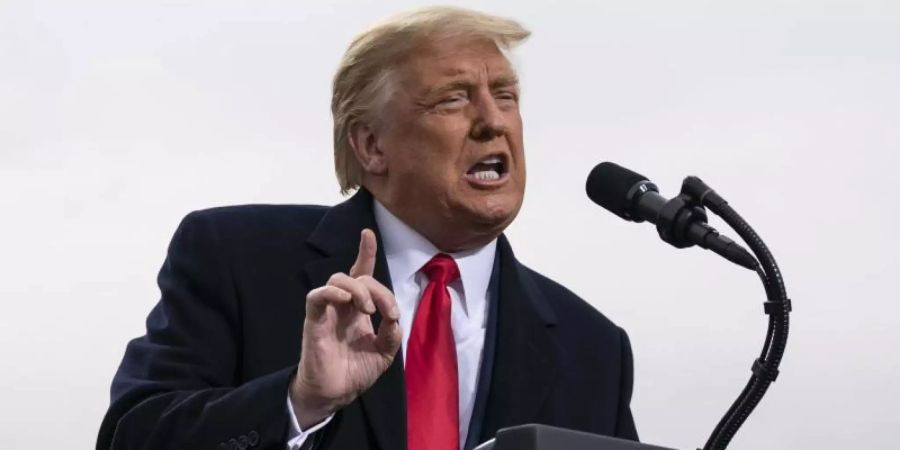 US-Präsident Donald Trump spricht bei einer Wahlkampfkundgebung im US-Bundesstaat New Hampshire. Foto: Alex Brandon/AP/dpa