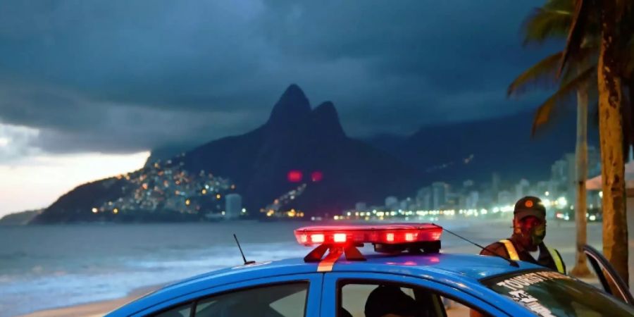 Polizei an Rios Strand Ipanema