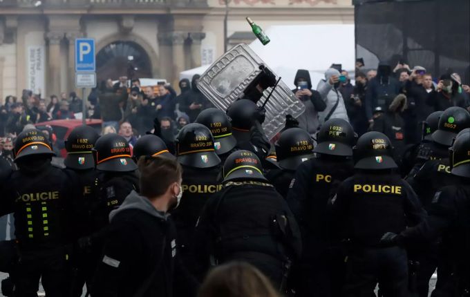 18.10.2020, Tschechien, Prag: Polizsten und Demonstranten geraten auf dem Altstädter Ring bei Protesten gegen die Corona-Einschränkugen aneinander. Proteste in Tschechien