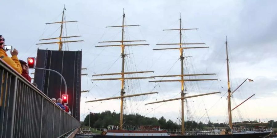 Die Viermastbark «Peking» wird nach Hamburg in den Hansahafen überführt. Foto: Bodo Marks/dpa