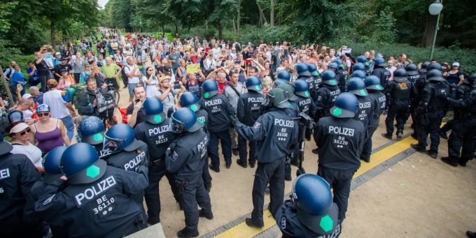 Polizisten drängen bei einem Protest gegen die Corona-Massnahmen an der Siegessäule Menschen in den Tiergarten ab. Protest gegen Corona-Massnahmen Berlin