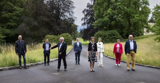 Bundespraesidentin Simonetta Sommaruga, vorne Mitte, posiert mit Bundesrat Alain Berset, Bundeskanzler Walter Thurnherr, Bundesrat Ueli Maurer, Bundesrat Ignazio Cassis, Bundesraetin Karin Keller-Sutter, Bundesraetin Viola Amherd und Bundesrat Guy Parmelin, von links, posieren mit Abstand waehrend der Bundesratsreise bei der Abegg Stiftung in Riggisberg, am Freitag, 3. Juli 2020. Bundesrat