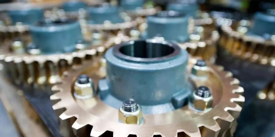 Schneckenräder, Teile eines Getriebes, liegen in der Produktionshalle eines Werkes. Foto: picture alliance / dpa