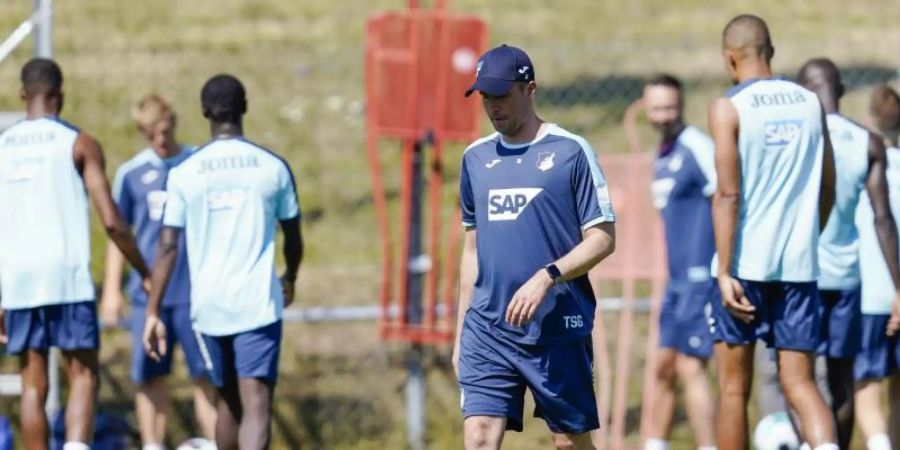 Coach Sebastian Hoeness (M) leitet das Training der TSG 1899 Hoffenheim. Foto: Uwe Anspach/dpa