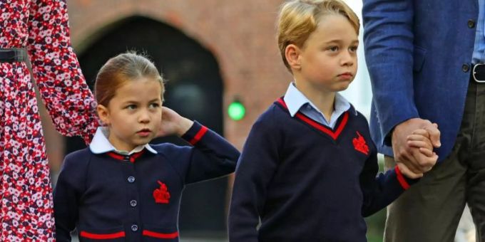 Prinzessin Charlotte und ihr Bruder Prinz George am ersten Schultag in London. Foto: Aaron Chown/PA Wire/dpa royals