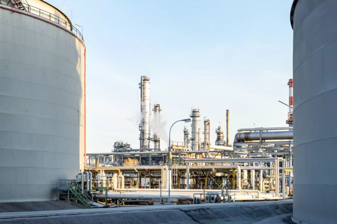 Barbara Steinemann (SVP): «Der Schaden soll nicht folglos bleiben. Aber der Prozess dazu soll dort stattfinden, wo der Schaden angerichtet wurde.» Bild von einer Fabrik Anlage.