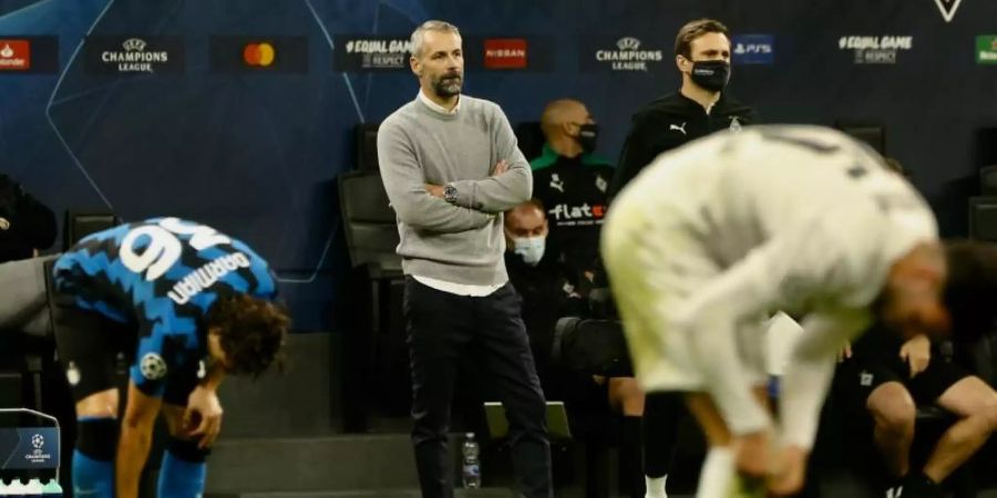 Ein Punkt im Stadion Giuseppe Meazza: Mönchengladbachs Trainer Marco Rose (2.v.r) ist zufrieden. Foto: Cezaro de Luca/dpa