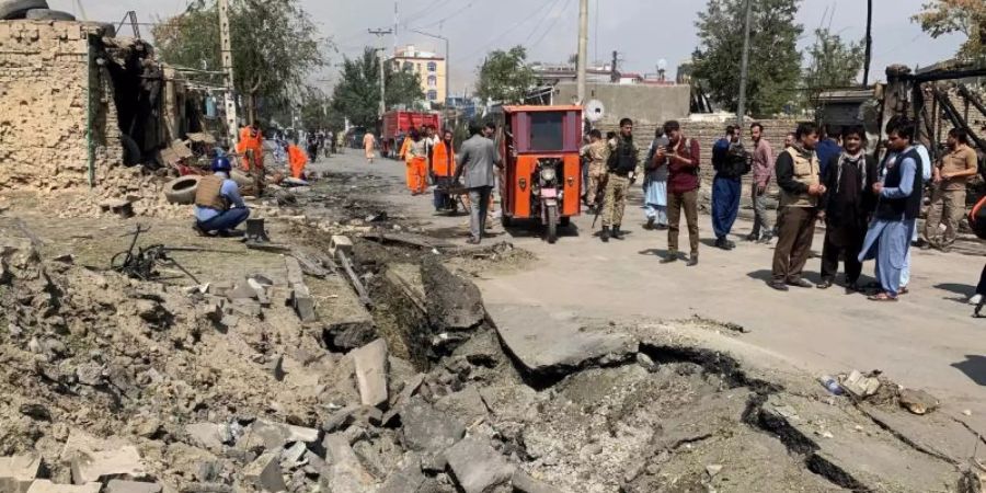 Am Anschlagsort in Kabul ist die Strasse aufgerissen. Foto: Rahmat Gul/AP/dpa