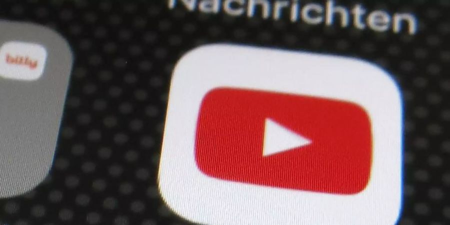 Auf einem Smartphone ist das Logo von YouTube zu sehen. Foto: Franz-Peter Tschauner/dpa