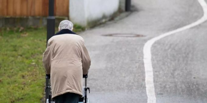 Das höchste Risiko für Armut hatten die älteren Menschen vergangenes Jahr im Saarland mit einer Quote von 18,4 Prozent, gefolgt von Rheinland-Pfalz mit 17,8 und Bayern mit 17,5 Prozent. Foto: Armin Weigel/dpa armutsrisiko