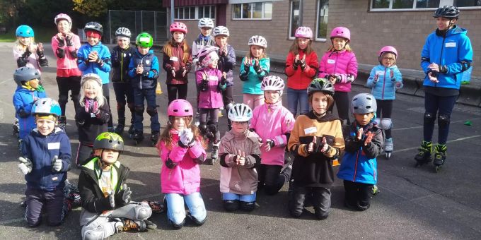 Kinder am Ferienspass 2020 in der Region Einsiedeln beim Kurs Inline-Skating. Einsiedeln Ferienspass