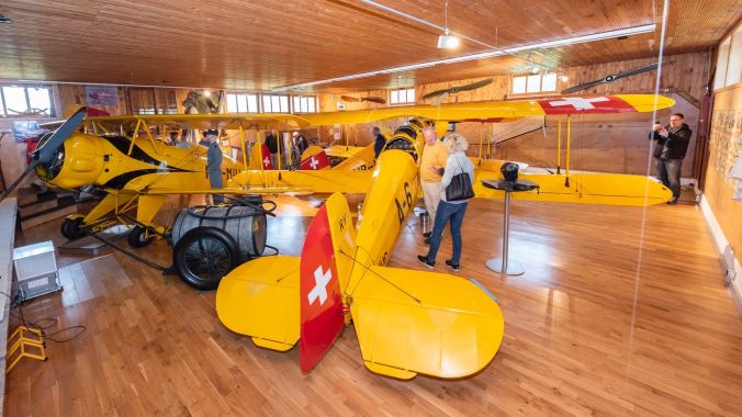 Drei funktionstüchtige Bücker Doppeldecker-Flugzeuge im Innern des privaten Hangars.