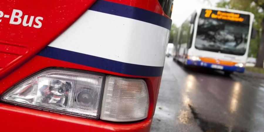 Insgesamt wurden rund 50.000 Untersuchungen ausgewertet, die bei Bussen jedes Jahr vorgeschrieben sind. Foto: Frank Rumpenhorst/dpa/Archiv