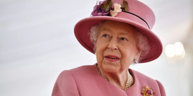 Königin Elisabeth II. von Grossbritannien spricht während ihres Besuchs eines Rüstungstechnologiezentrum in der Nähe der südenglischen Stadt Salisbury. queen elizabetz