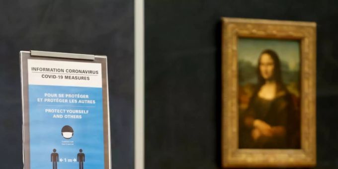 Sicherheitshinweis im Pariser Louvre Sicherheitshinweis im Pariser Louvre