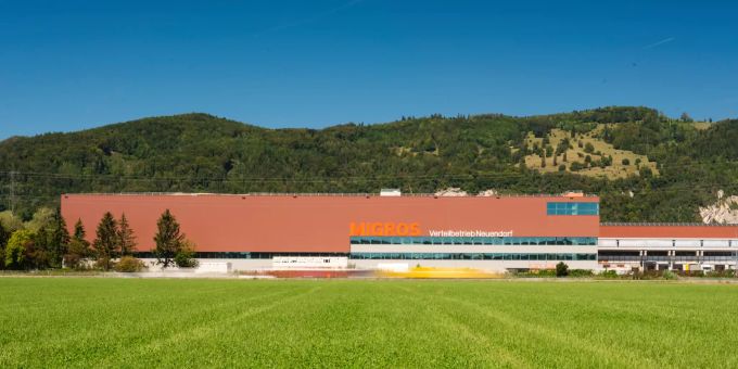 Migros Verteilbetrieb Neuendorf mit der Autobahn A1 im Vordergrund und dem Jurasüdhang im Hintergrund. Solarenergie