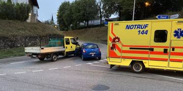 Kollision zwischen Personenwagen und Lieferwagen