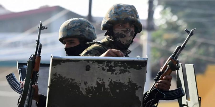 Indische Soldaten in einem Vorort von Srinagar