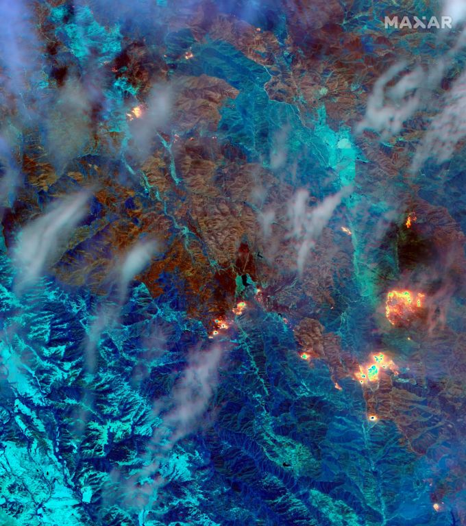 Das Satellitenbild zeigt einen Überblick über die Waldbrände in Kalifornien. Der Maxar-Satellit WorldView-3 ist mit einem Kurzwellen-Infrarot-Sensor (SWIR) ausgestattet, der den Rauch durchdringt und es ermöglicht, aktive Brände und Brandherde zu erkennen und Brandbereiche genau zu kartieren und zu messen. Mit SWIR-Bildern erscheint verbrannte Vegetation in Orange-/Rosttönen, während gesunde (nicht verbrannte) Vegetation in Blautönen erscheint. Aktive Brände und Hot Spots leuchten orange/gelb. Waldbrände Kalifornien