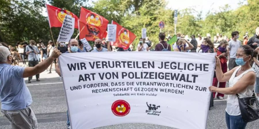 Rund 250 Menschen protestierten in Hamburg gegen rassistische Polizeigewalt. Foto: Axel Heimken/dpa