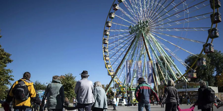 Corona-Skeptiker bilden eine Menschenkette im Gebiet «Klein-Venedig» am Bodensee in Konstanz.