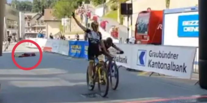 Unglücklich - Heftiger Sturz an Mountainbike Marathon-Meisterschaft