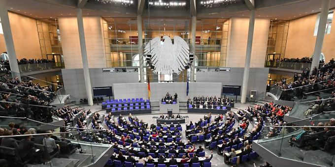 ARCHIV - Übersicht über die konstituierende Sitzung des 19. Deutschen Bundestages im Plenarsaal im Reichstagsgebäude im August 2017. Foto: Ralf Hirschberger/dpa ARCHIV - Übersicht über die konstituierende Sitzung des 19. Deutschen Bundestages im Plenarsaal im Reichstagsgebäude im August 2017. Foto: Ralf Hirschberger/dpa