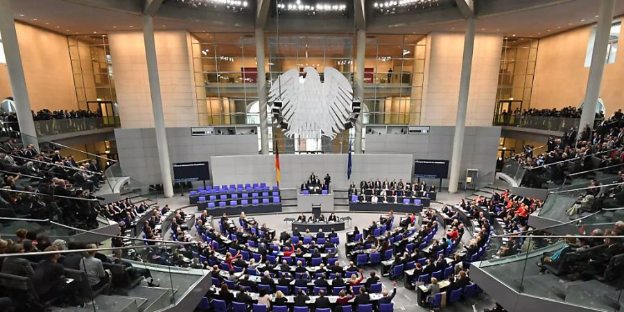 ARCHIV - Übersicht über die konstituierende Sitzung des 19. Deutschen Bundestages im Plenarsaal im Reichstagsgebäude im August 2017. Foto: Ralf Hirschberger/dpa