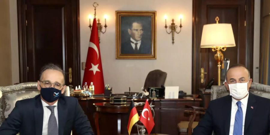 HANDOUT - Heiko Maas (SPD, l), Aussenminister von Deutschland, und Mevlüt Cavusoglu, Aussenminister der Türkei. Bundesaussenminister Maas will im Gas-Streit zwischen Griechenland und der Türkei vermitteln. Foto: Fatih Aktas/Turkish Foreign Ministry/AP Pool/dpa - ACHTUNG: Nur zur redaktionellen Verwendung und nur mit vollständiger Nennung des vorstehenden Credits