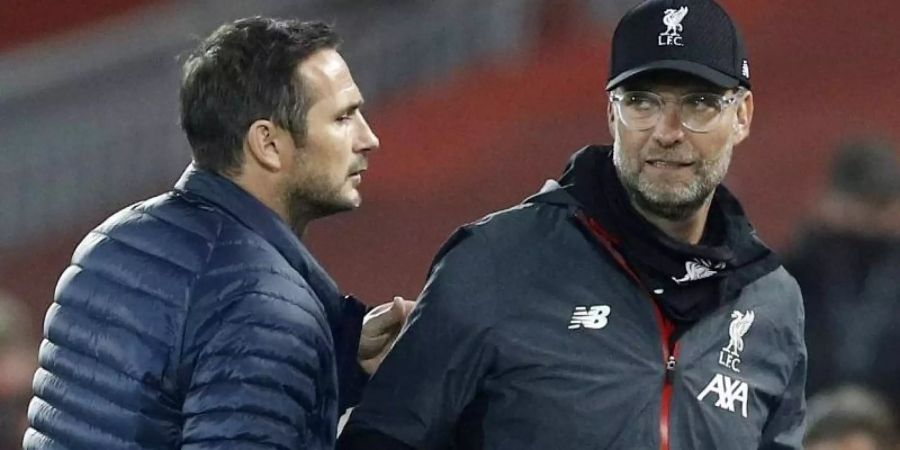 Jürgen Klopp (r) dementierte eine angebliche Rivalität mit Chelsea-Coach Frank Lampard. Foto: Phil Noble/Pool Reuters via AP/dpa