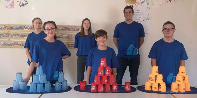 Trainierten im Oktober gemeinsam in Othmarsingen (v. l.): Annina Siegrist, Chiara Audia, Saskia Flühmann, Lean Riedweg, Yannik Tschan (Trainer) und Jonas Dubach. FreeStacks Othmarsingen Becherstapeln