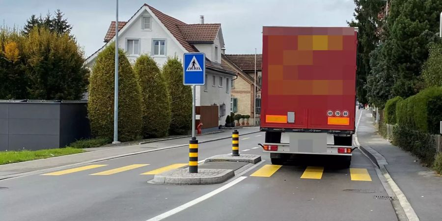 Beim Unfall wurde der E-Bike-Fahrer mittelschwer verletzt.