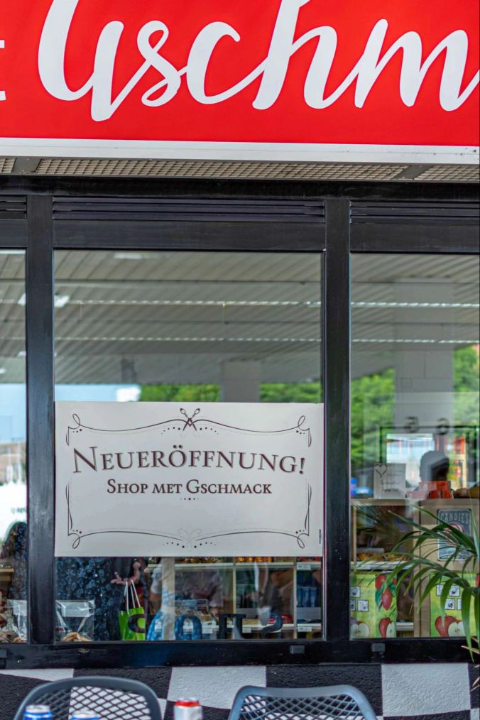 Die 'Shop met Gschmack'-Tankstelle feierte ihre Neueröffnung.