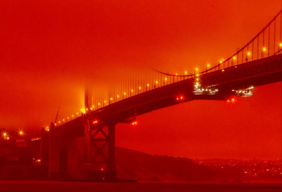 Auf diesem von Frederic Larson zur Verfügung gestellten Foto ist die Golden Gate Bridge in orangefarbenem Licht durch die anhaltenden Waldbrände zu sehen.