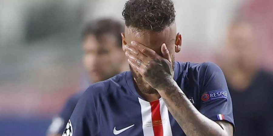 Verweinte Augen, Kopf gesengt: Neymar ist am Boden zerstört. Foto: Matthew Childs/Pool Reuters/AP/dpa