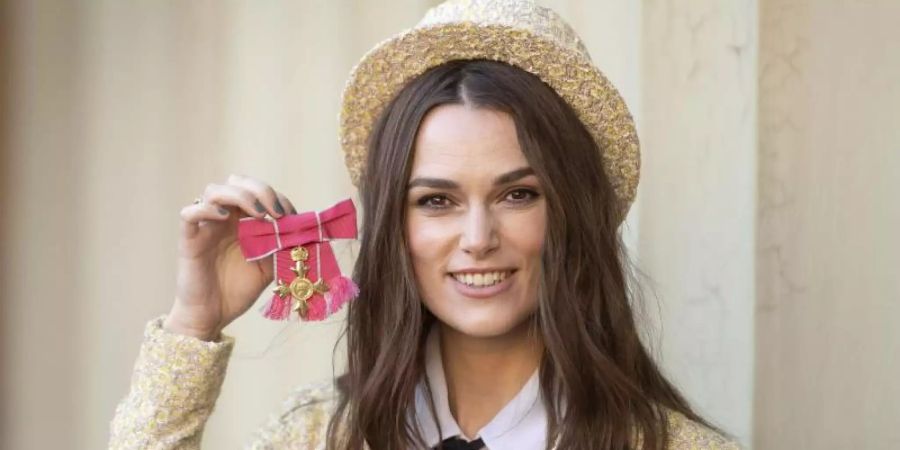 Keira Knightley 2018 mit dem «Order of the British Empire». Foto: Victoria Jones/PA pool/dpa