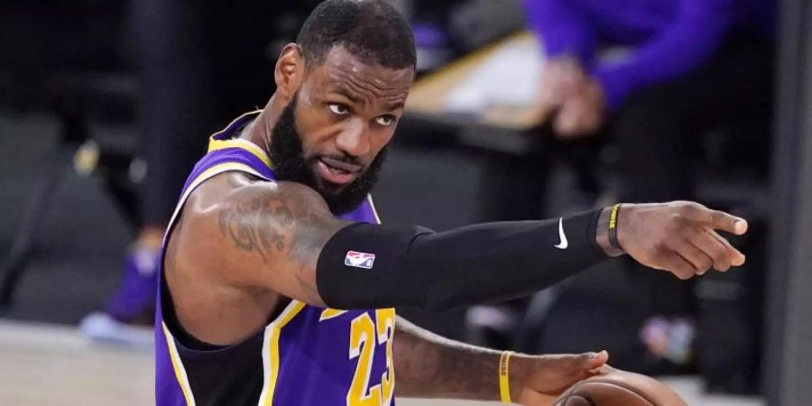 LeBron James von den Los Angeles Lakers gestikuliert während des Spiels. Foto: Mark J. Terrill/AP/dpa