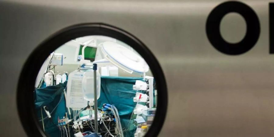 Laut einer Barmer-Studie kann sich bei Operationen ein längerer Anfahrtsweg lohnen. In Kliniken mit viel Erfahrung sind Eingriffe oft weniger risikoreich. Foto: Maurizio Gambarini/dpa