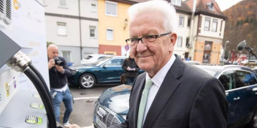 Winfried Kretschmann (Bündnis 90/Die Grünen) während eines Pressetermins zum Abschluss des Projekts «SAFE» zum Aufbau von Elektroauto-Ladesäule. Foto: Marijan Murat/dpa