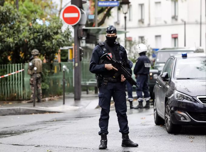 Ein Bereitschaftspolizist hält in der Nähe des Tatortes an einer Strasse Wache. Messerattacke in Paris
