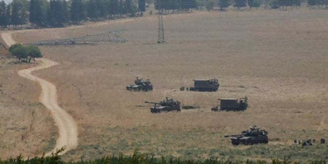 Israelische Armeefahrzeuge an der Grenze