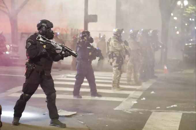 Der Generalbundesanwalt der Vereinigten Staaten William Barr verteidigt das harte Vorgehen der Bundespolizei in Portland. Generalbundesanwalt der Vereinigten Staaten
